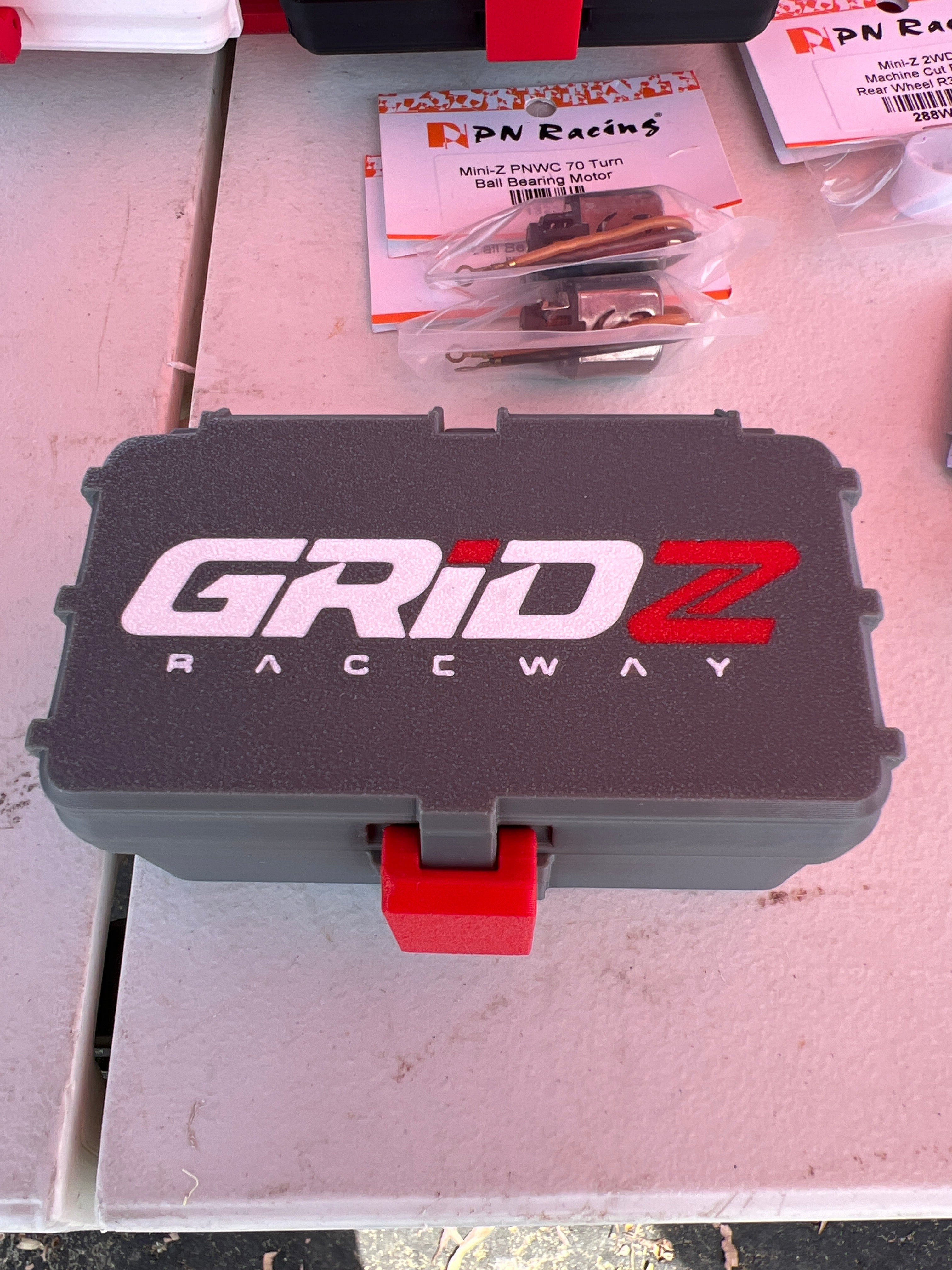 GRIDZ Battery Box (Gray) 32 AAA batteries capacity